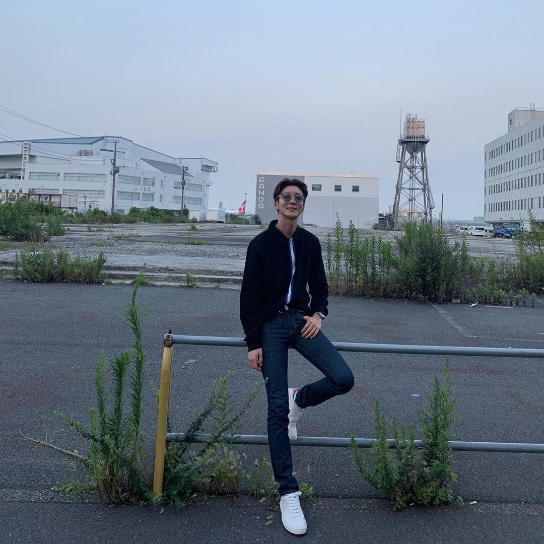 1. He is tall, pretty much legs for miles   #HappySeunghoonDay  #SayMyNameSeunghoon