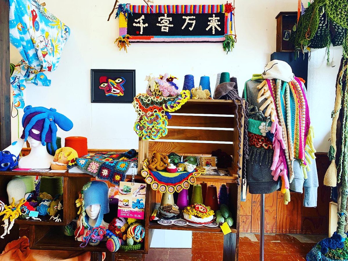 zaoric's tweet photo. 北谷町北町TELEFORGEの店内を大改装してZAORICknitknitのアトリエを再構築したよ😆‼️🧶
#teleforge
#zaoric
#zaoricknitknit
#crochet
#creativeknitting
#クリエイティブニッティング
#knitart
#crochetart
#ザオリク
#かぎ針編み
#ニットクリエイター
#面白いほうの編み物
#沖縄 https://t.co/FVuJcCOPcg