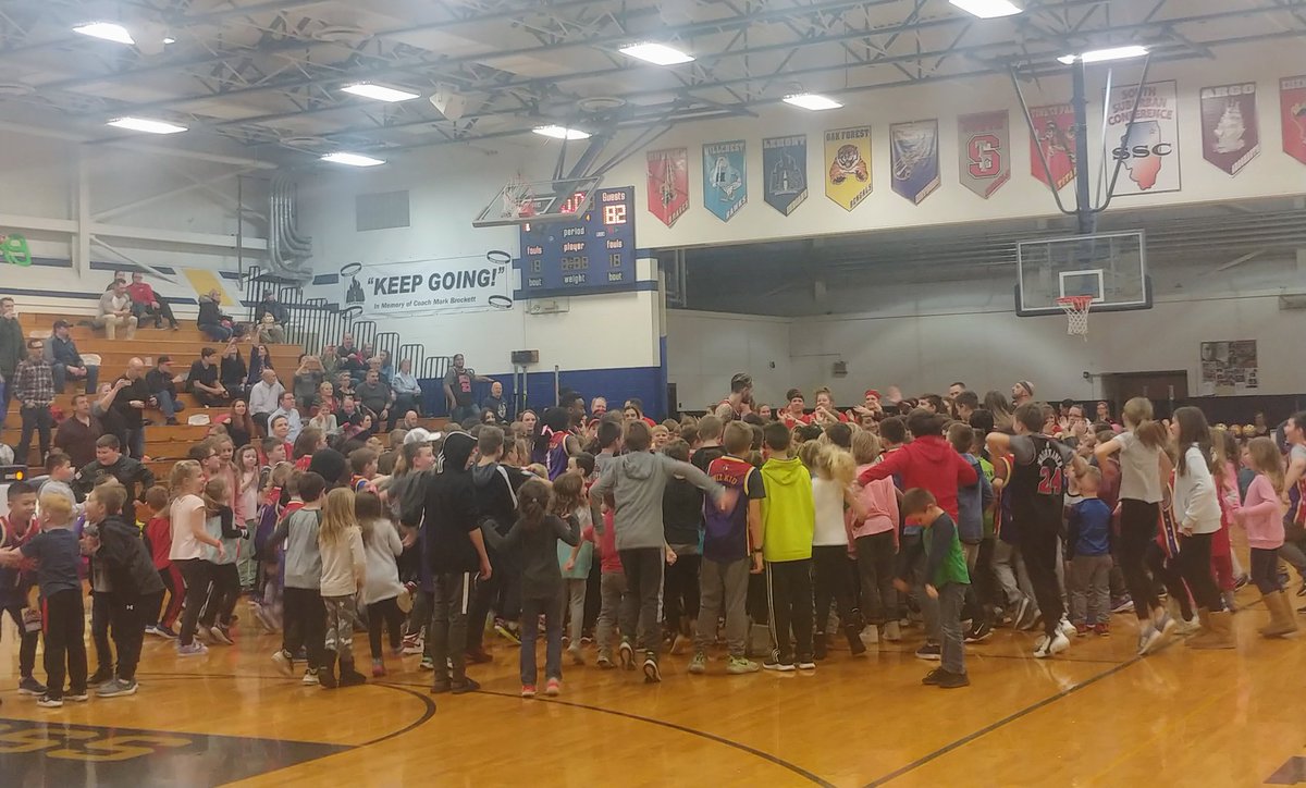 What a wonderful time watching the #sd113a Alley Oops take on the <a href="/HarlemWizards/">Harlem Wizards</a>! 🏀 
Shout out to the <a href="/SD113a_EduFdn/">SD113a Educational Foundation</a> for organizing such a fun event and raising money for numerous opportunities for our students and staff! We can't thank you enough!