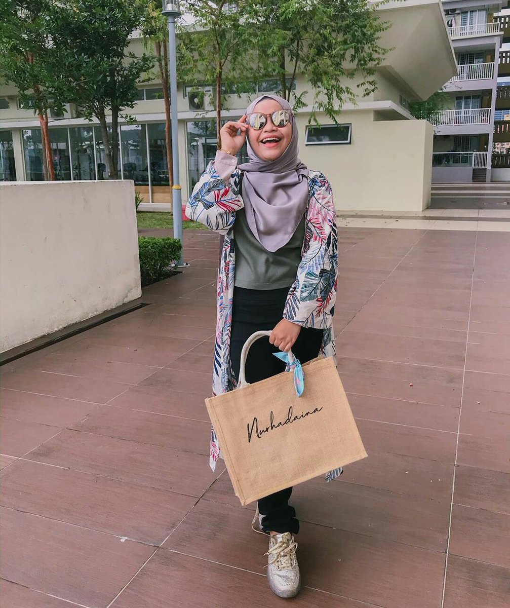 AimanFathi_'s tweet photo. Happy sokmo gitu😆
Kalau rasa nak santau² pergi mall, pergi picnin ke, pergi pantai, bawak bag ni memang sesuai😍
Meh DM cepat sebelum kita close order okayy😉
#yourbag #customyourname #exclusive #rare https://t.co/QBifCHhcOG