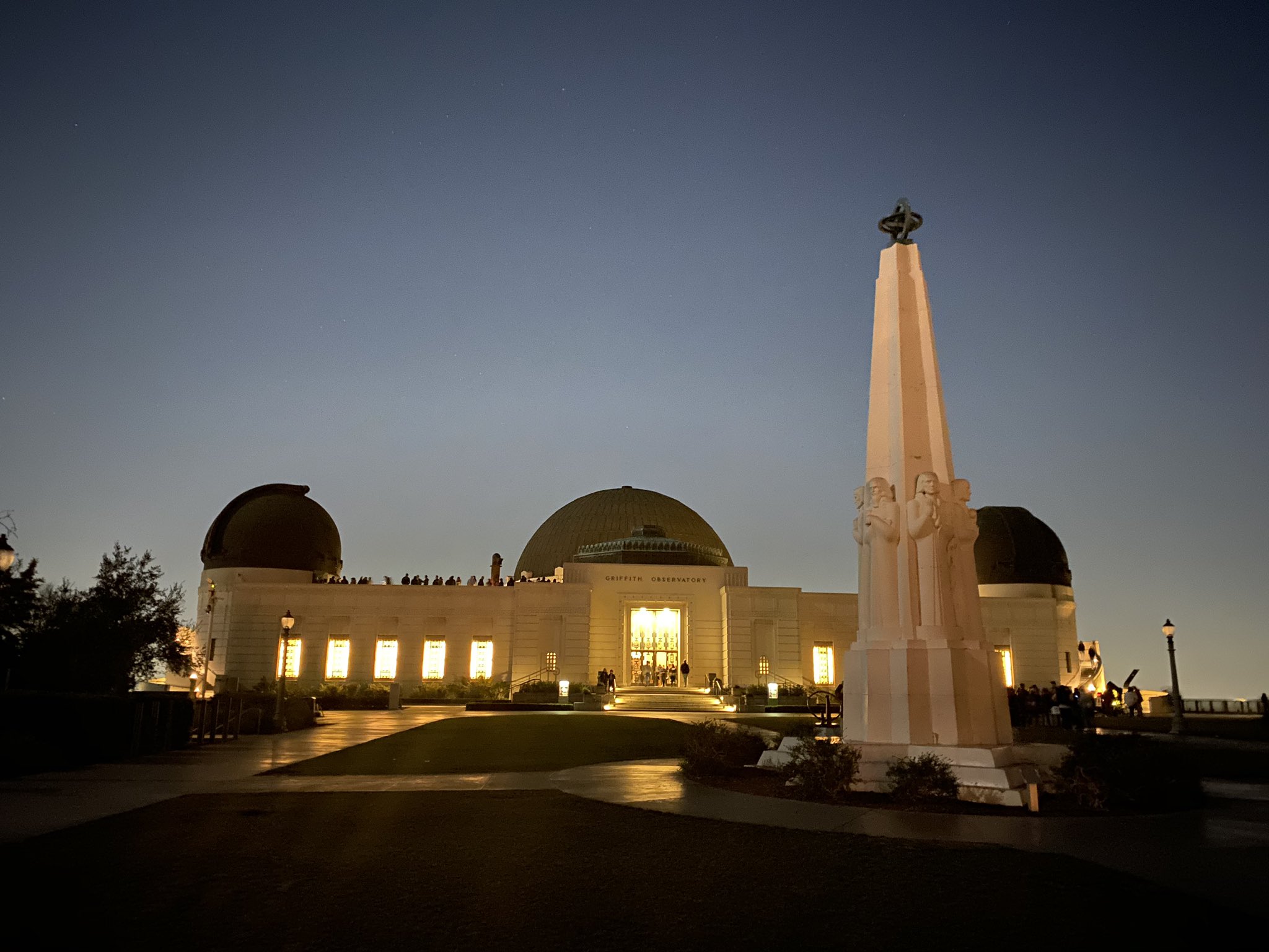 たぬ福 Laの夜景を観るべく グリフィス天文台に来てみた 夜景が綺麗なのはもちろん 施設内の展示品も楽しいし勉強になる La La Landでも出てたようなので事前に見てくればよかったなぁ グリフィス天文台 T Co Cbrt3kjxkz Twitter