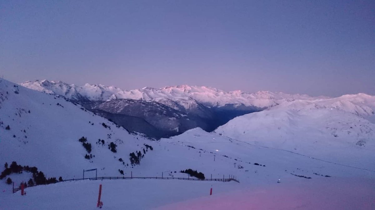 Multi_Baqueira's tweet photo. Hoy disfrutaremos de otro #fantástico día de esquí en @baqueira_beret @Val_dAran #temperaturas frescas y #nievepolvo #infoneu #infonieve #infoski #lugaresdenieve #solonieve #soloski #lugaresdenieve #meteo #meteoaran #meteopirineuscatalans #meteocat https://t.co/9TELDYrKmr