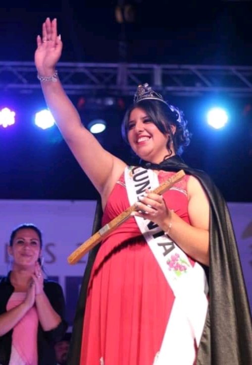 UPNoticiasok's tweet image. #Vendimia2020🍇 

Gisel Gallardo ya Reina en #Lunlunta 

Fue coronada luego de la fiesta " Dejando Huellas ", @MaipuMunicipio ya tiene dos Reinas Distritales 

✍🏻 Nota: Germàn Perri Ro 🆙️ 
📸 Foto: Eliana Moyano ( Gentileza )