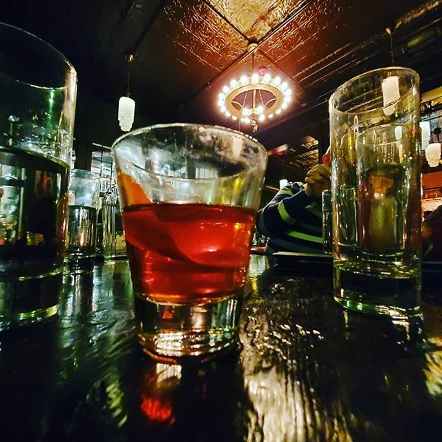 joeplyr's tweet photo. Tom's Town on a Friday night. #kcmo #whiskey #oldfashioned #oldfriends #kansascity https://t.co/EuKSAsrQ42