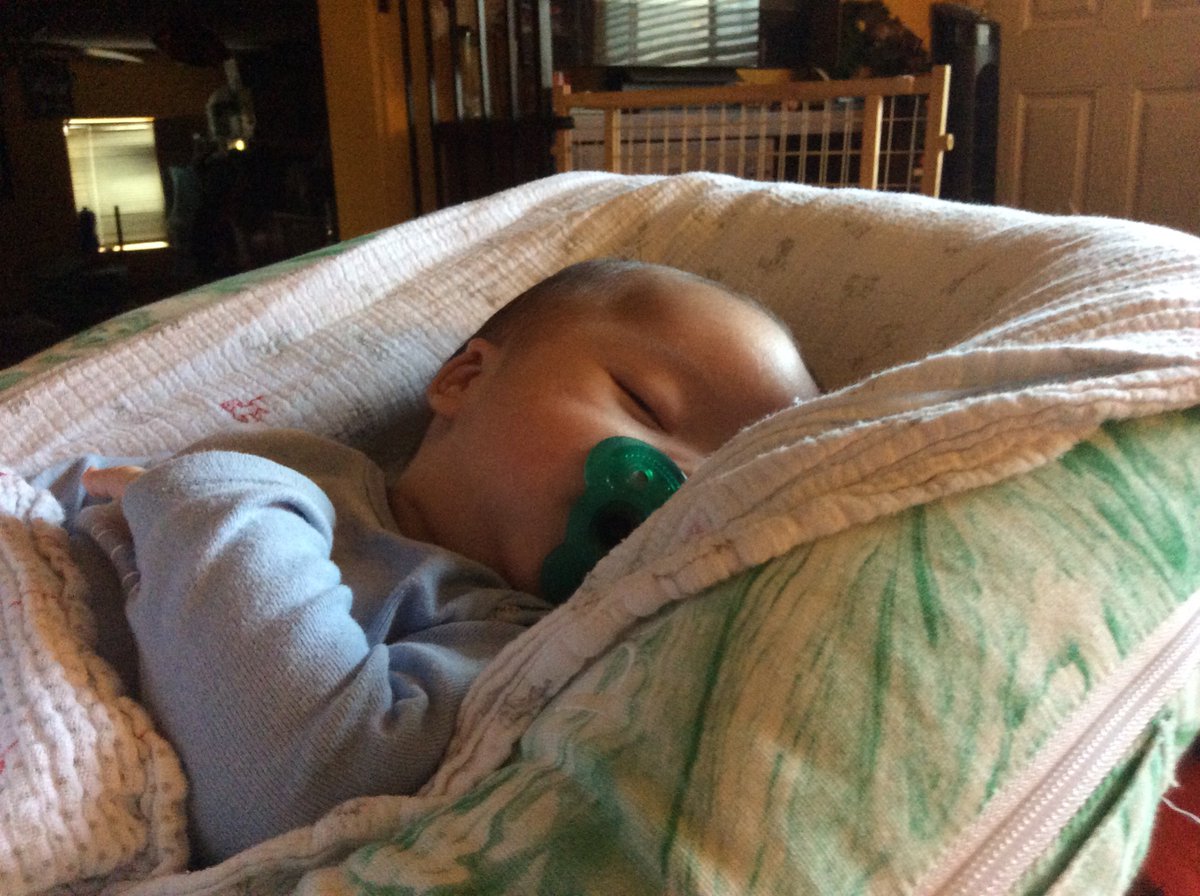 sisalicious03's tweet photo. 3 month old babe Luke❤️ https://t.co/PZxuEXGU0n
