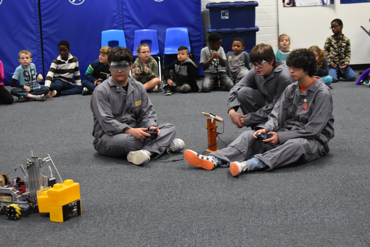 HYSAJavelinas's tweet image. Today we embarked on an outreach to a local Title One School, and had a blast! Seeing the pure excitement and joy on all of the children's faces as we connect through our love of STEM is always something that brightens our day and keeps us working even harder for the season!