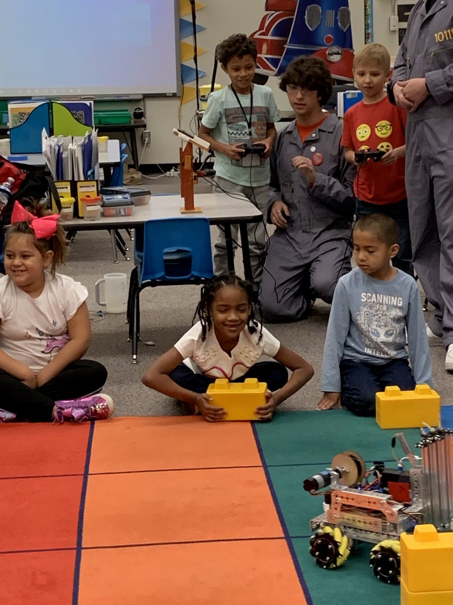 HYSAJavelinas's tweet image. Today we embarked on an outreach to a local Title One School, and had a blast! Seeing the pure excitement and joy on all of the children's faces as we connect through our love of STEM is always something that brightens our day and keeps us working even harder for the season!
