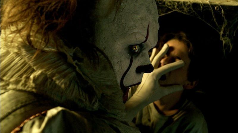 23Filmss's tweet photo. IT no es una peli de terror, es mucho más que eso. Es la representación del miedo, y de cómo nos paraliza; como ese miedo se transforma y crece con el paso del tiempo. Simbólicamente es un payaso, ya que es un vehículo fácil para atraer a los niños, niños que se encuentran solos* https://t.co/LgKLqeE6sm