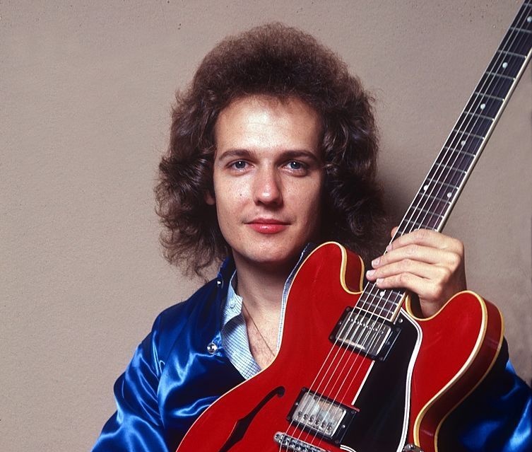 Happy Birthday to American jazz guitarist Lee Ritenour, born on this day in Los Angeles, California in 1952.    