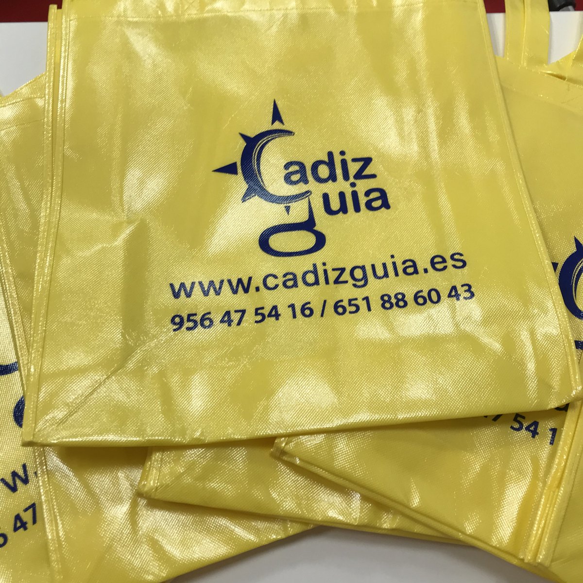 ColoramaTuMarca's tweet image. Hoy entregamos las bolsas para @cadizguia. El año pasado fueron las mantas, y este año esas bolsas molonas... agradeceros que un año más sigáis contando con nosotros. #merchadising #bolsapersonalizada #bolsaymilogo #milogo #regaloseilusion