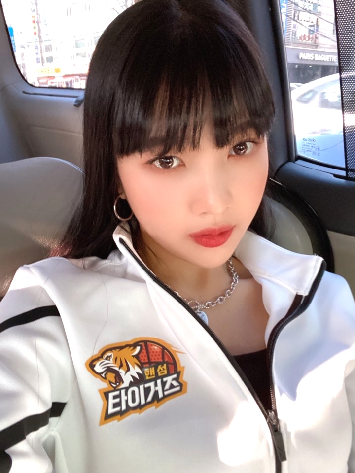 SMTOWNGLOBAL's tweet photo. [💌 From. #JOY To. #SMTOWN]

Hello SMTOWN! It’s JOY 💚
SBS <진짜 농구, 핸섬타이거즈>, the variety show of team ‘Handsome Tigers’’ challenge to participate in the amateur basketball league, will air its 1st episode tomorrow at 11:10 PM KST! 

#조이 #레드벨벳 #RedVelvet @RVsmtown https://t.co/AeSA0kQIlm