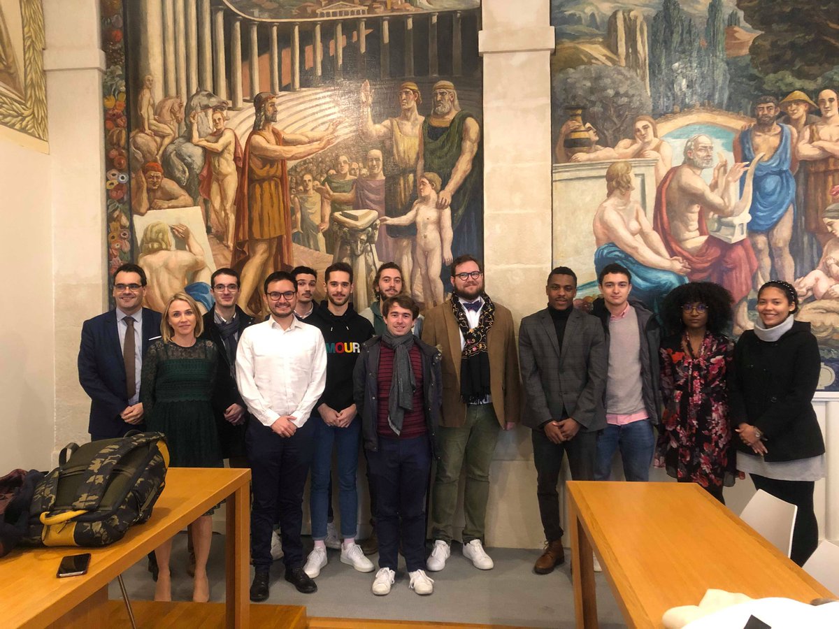 m2_dap's tweet photo. Mardi 7 janvier, la promotion 2019-2020 du Master 2 droit de l'action publique a organisé sa première conférence : l'invité, @Pr_MTD, pour échanger autour de son ouvrage Dix mythes du droit public. Salle Savatier
https://t.co/5QWxWsV0oI https://t.co/5JWF719qw0