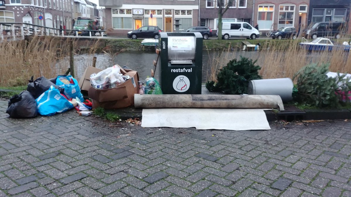 ligt_het_aanmij's tweet photo. Dag 6 #containergate

Inmiddels kan ik geen woorden meer vinden voor dit trieste verhaal.
Makkelijk Melden = Makkelijk omgaan met de situatie? Hoe vaak moet er iets gemeld worden? Wanneer komt die camera?
Of eerst: wanneer komt er een vuilwagen?

@Gem_DenHelder 
@HandhavingDH https://t.co/AEC6tUPgOr