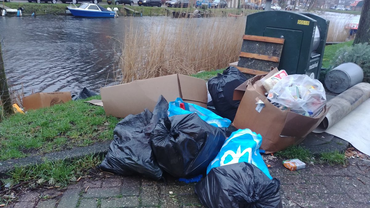 ligt_het_aanmij's tweet photo. Dag 6 #containergate

Inmiddels kan ik geen woorden meer vinden voor dit trieste verhaal.
Makkelijk Melden = Makkelijk omgaan met de situatie? Hoe vaak moet er iets gemeld worden? Wanneer komt die camera?
Of eerst: wanneer komt er een vuilwagen?

@Gem_DenHelder 
@HandhavingDH https://t.co/AEC6tUPgOr