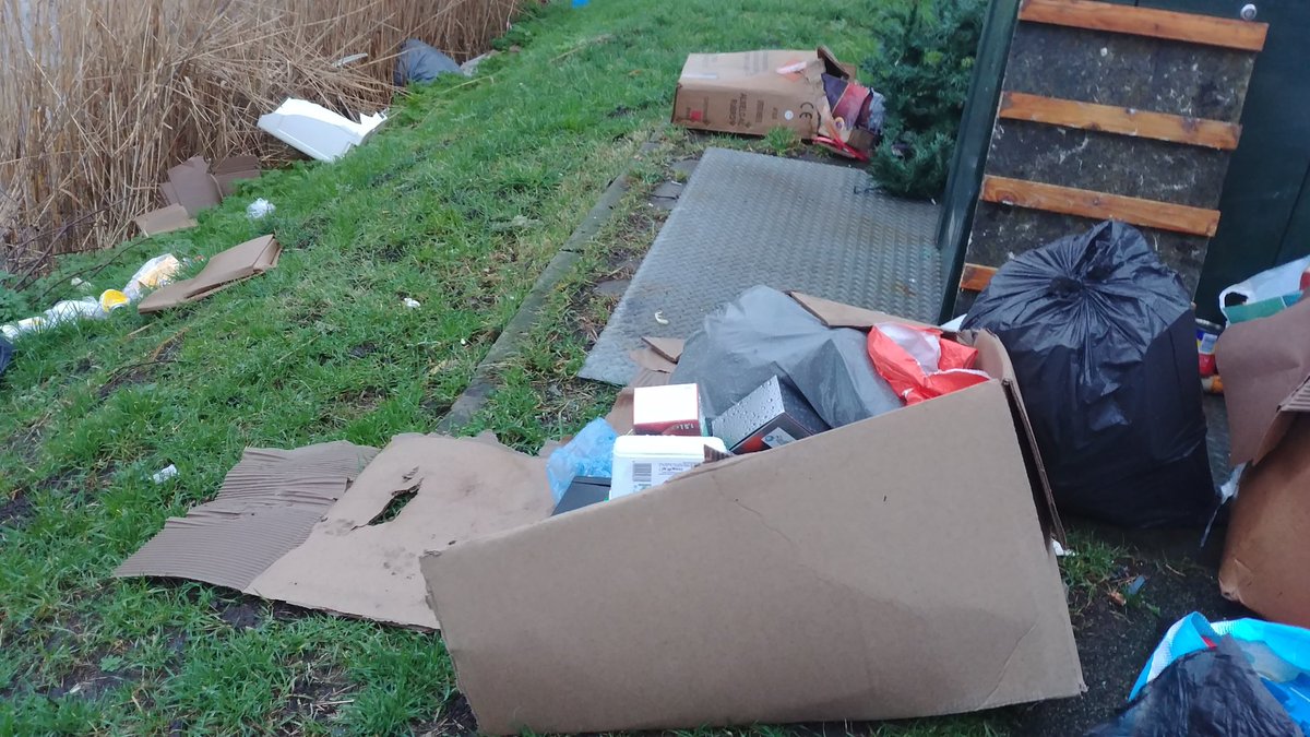 ligt_het_aanmij's tweet photo. Dag 6 #containergate

Inmiddels kan ik geen woorden meer vinden voor dit trieste verhaal.
Makkelijk Melden = Makkelijk omgaan met de situatie? Hoe vaak moet er iets gemeld worden? Wanneer komt die camera?
Of eerst: wanneer komt er een vuilwagen?

@Gem_DenHelder 
@HandhavingDH https://t.co/AEC6tUPgOr