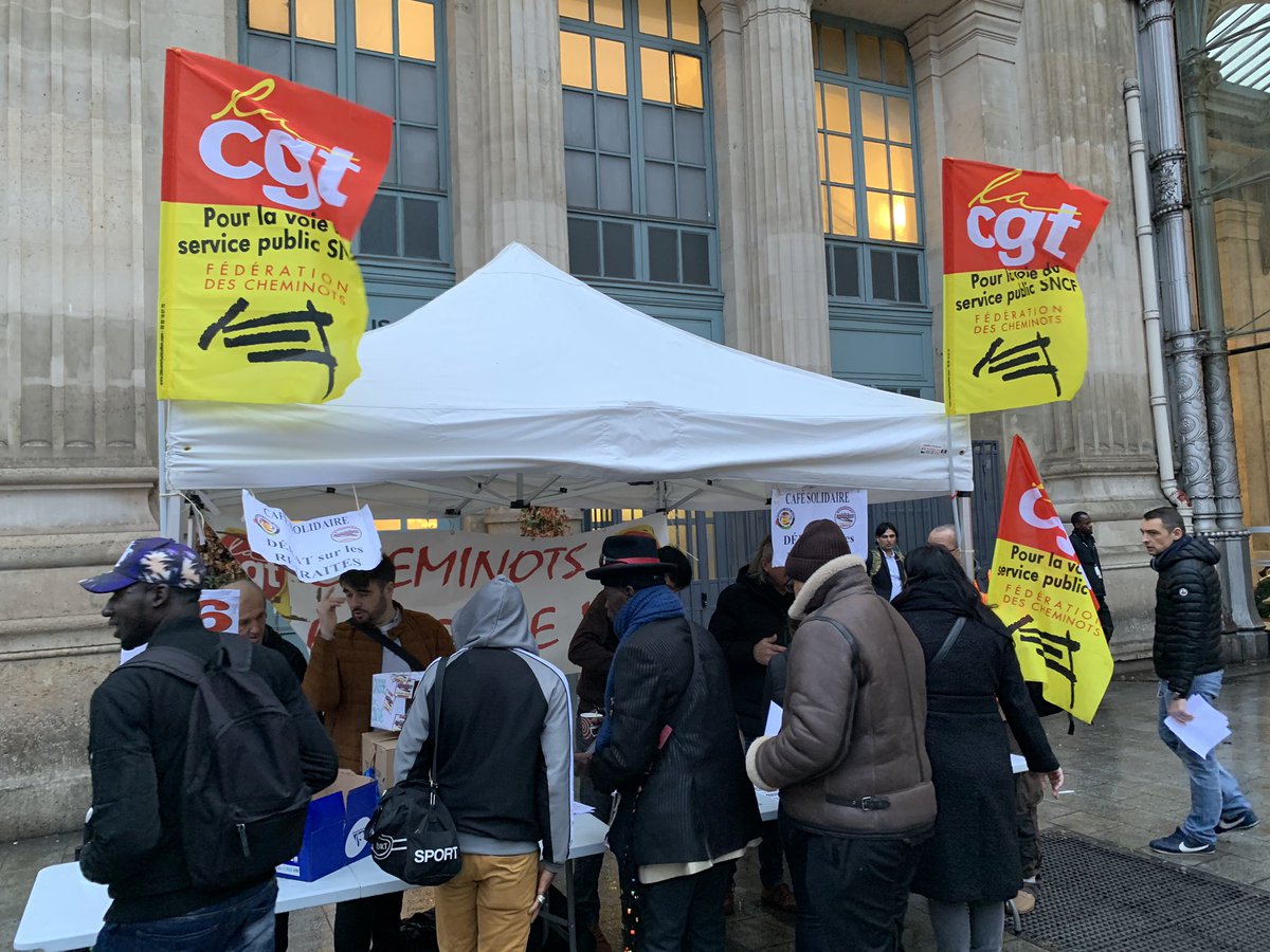 follownfcs's tweet photo. Ce matin 7h30 les cheminots grévistes de la CGT cheminots Gare du Nord offrent le café aux usagers ... 36eme jour de grève, on lâche rien ! @lacgtcommunique  @cgtcheminots @MeriguetSloann @pcfparis10 @DidierLeReste https://t.co/N6Wcwjsu2N