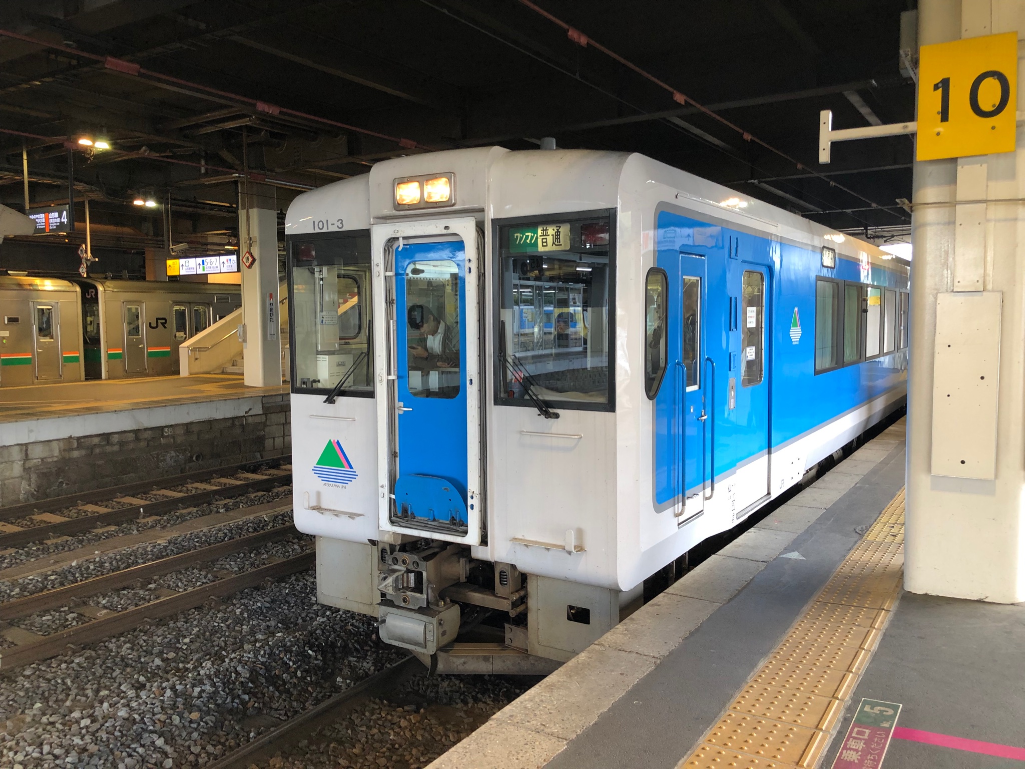 تويتر 東北旅びより 東北の一人旅メディア على تويتر 左沢線 山形駅 左沢駅を結ぶ路線 左沢と書いて あてらざわ と読む 利用者は学生が圧倒的に多く 通学路線としての役目が大きい 混雑緩和のため 車内はすべてロングシートとなっている T Co