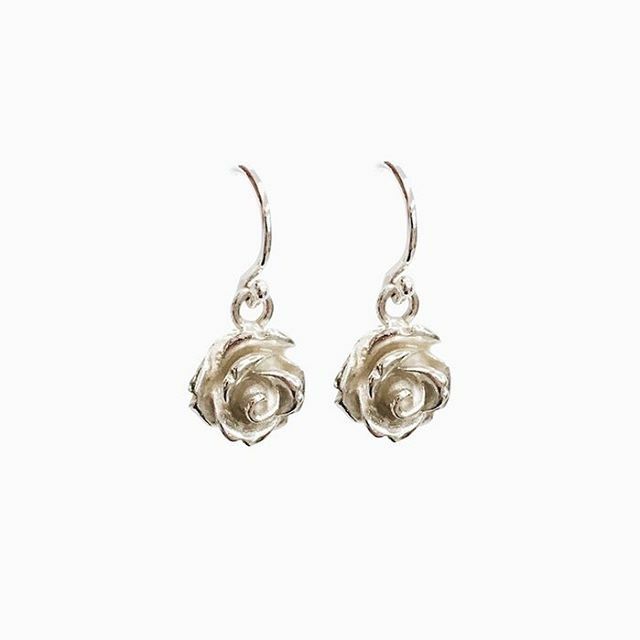 Handgemaakte zilveren roosjes oorbellen. #handgemaaktesieraden #handgemaakteoorbellen #zilverenoorbellen #roosjesoorbellen #roosjes #corinarietveld #edelsmid #sieradenwebshop #originelesieraden ift.tt/2R1DfMC