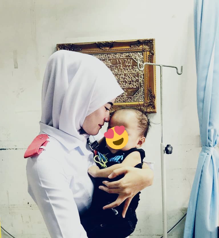 svkxsvkikv's tweet photo. @_AmirAsyraf_ #recomment sb bru jmpa pict with uniform lg clear.haha..Pray for me...hopefully dpt posting kt ward paeds or OT..pleaseee...ED pn ok...please !!! Amin !! 💜♥️ https://t.co/wwXesrHTQQ