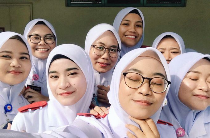 svkxsvkikv's tweet photo. @_AmirAsyraf_ #recomment sb bru jmpa pict with uniform lg clear.haha..Pray for me...hopefully dpt posting kt ward paeds or OT..pleaseee...ED pn ok...please !!! Amin !! 💜♥️ https://t.co/wwXesrHTQQ