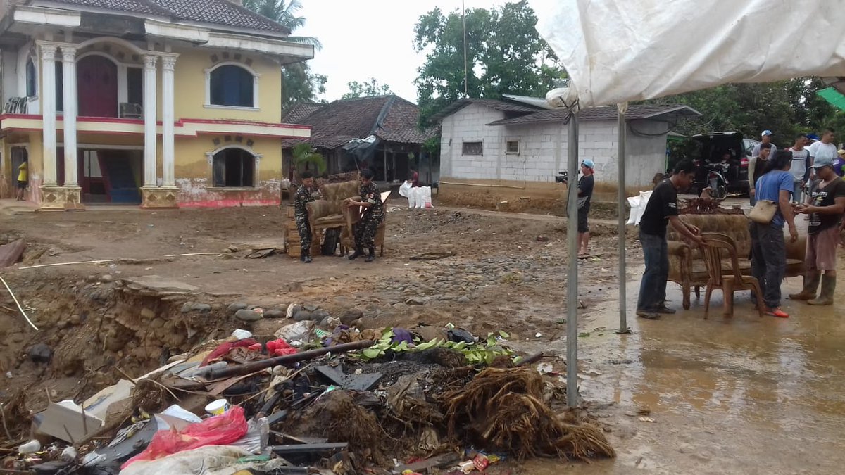 Sahabat-sahabat Banser Lebak membantu warga Desa Sukamaju, Kec.Cipanas, Kab. Lebak membersihkan rumah dan membuat jembatan sementara yang menghubungkan jalan akses Desa Sipayung ke Desa Sukamaju.

#KitaIniSama 
#Ansor 
#Banser