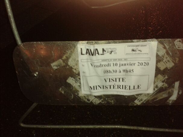 CoralieDivay's tweet photo. Visite de M @CCastaner
Les 3 seules places handi à la gare sont interdites d'accès. 
Un ministre n'est il pas cencer donner l'exemple ?
Cmt fait on pr prendre notre train pr aller au travail?
Encore 1 fois les Otorités compétentes ft ce kel veulent et se fiche de la population. https://t.co/lGqIOuRuFv