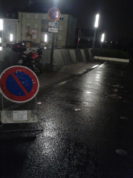 CoralieDivay's tweet photo. Visite de M @CCastaner
Les 3 seules places handi à la gare sont interdites d'accès. 
Un ministre n'est il pas cencer donner l'exemple ?
Cmt fait on pr prendre notre train pr aller au travail?
Encore 1 fois les Otorités compétentes ft ce kel veulent et se fiche de la population. https://t.co/lGqIOuRuFv