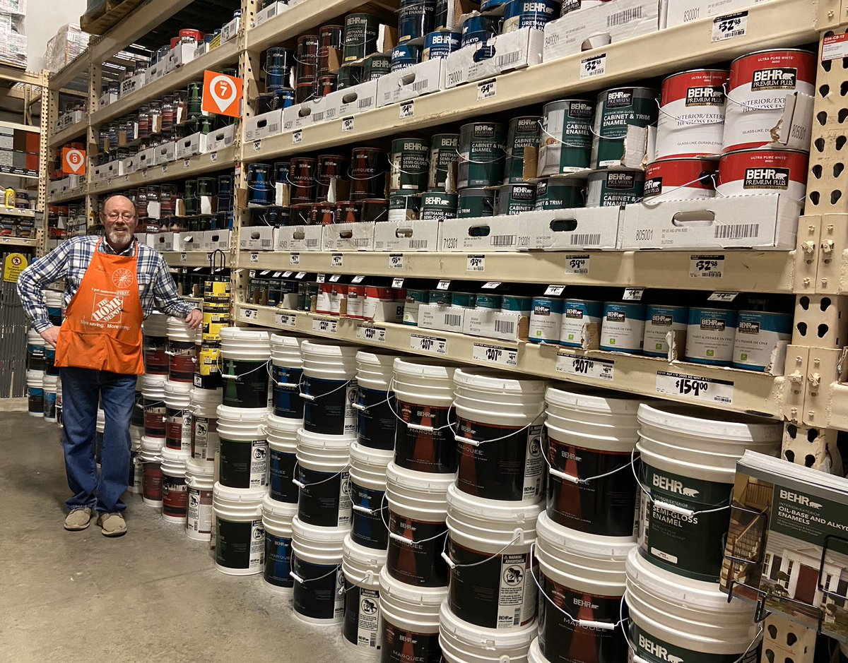 ShannonB4724's tweet photo. Rainy days mean perfect bays! Great job, Randy, on making our paint dept look amazing! #D52Elite💎 @AngelaHD4724 @ASM4724 @AkinsMel @4724TumwaterHD @ https://t.co/DuNhoOLwa9