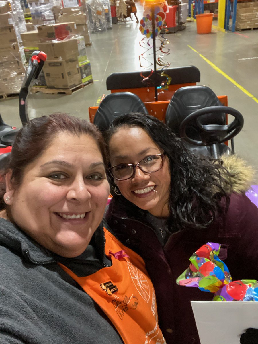 JohnMurrey2's tweet photo. Starting Off 2020 with Developmet and Birthdayโs๐#MiraLoma #DevelopYourPeople #NightShift #PARTeam https://t.co/bvIwgBcCRB