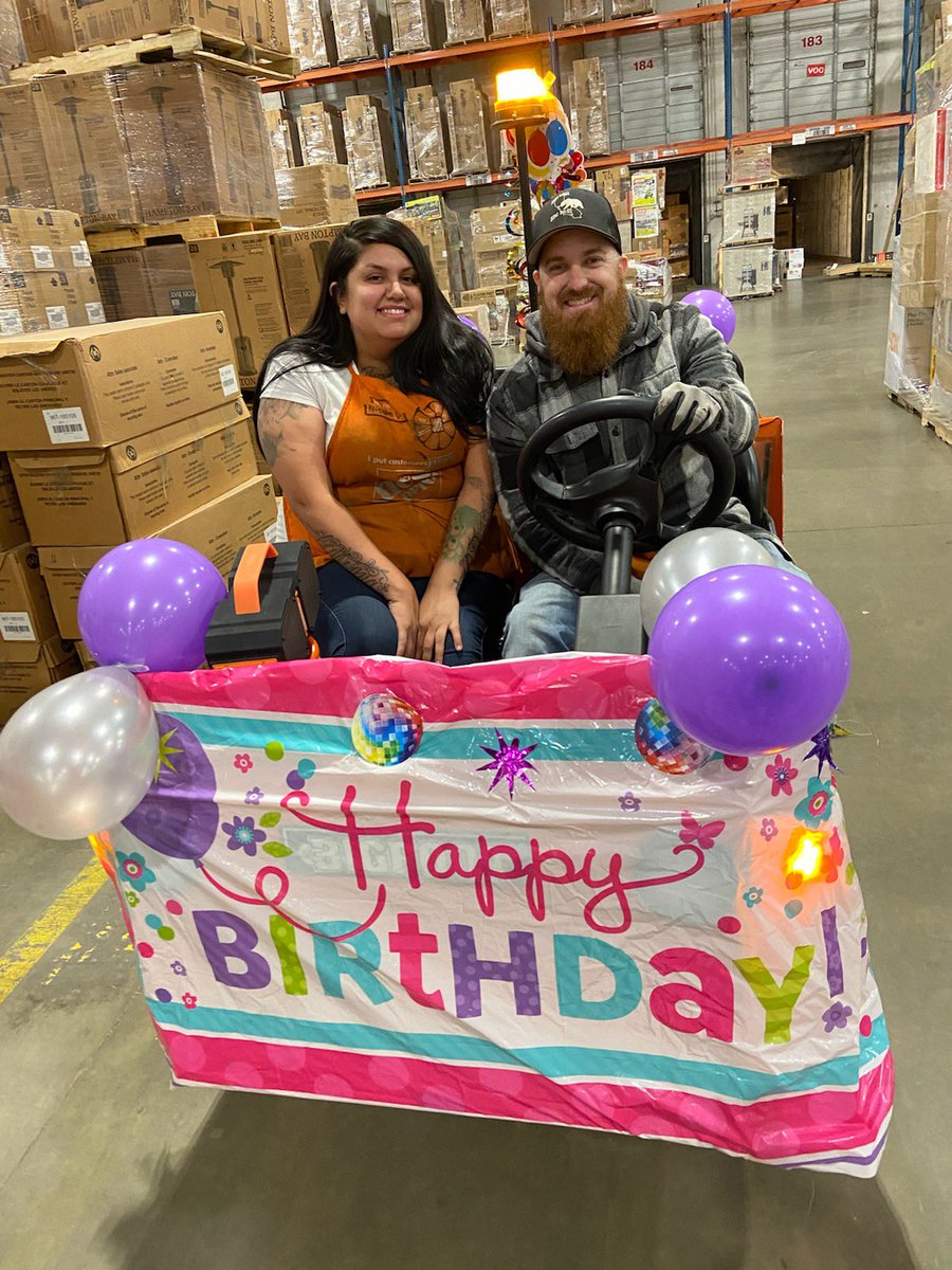 JohnMurrey2's tweet photo. Starting Off 2020 with Developmet and Birthdayโs๐#MiraLoma #DevelopYourPeople #NightShift #PARTeam https://t.co/bvIwgBcCRB