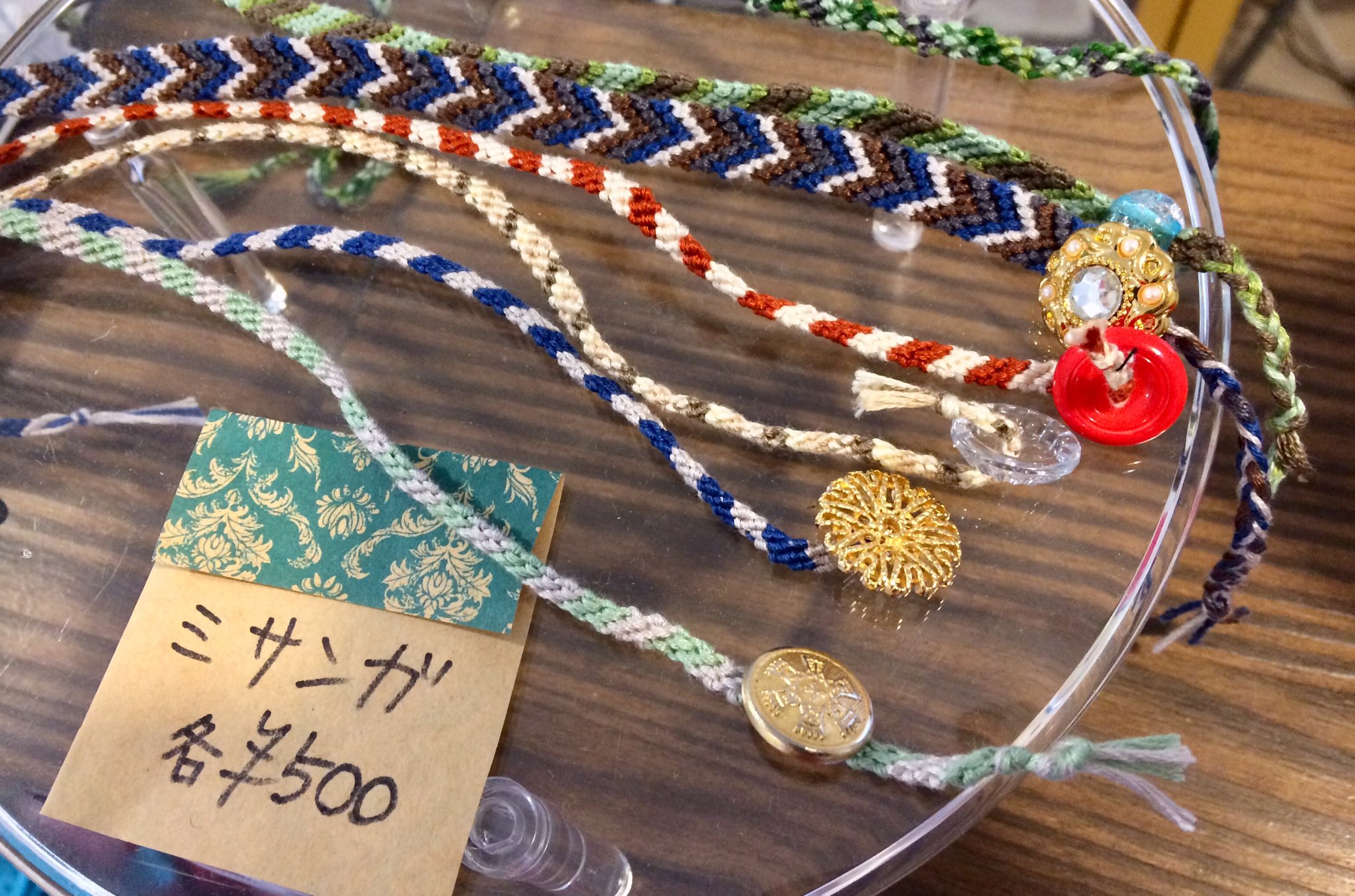 さんかくや A Twitteren ハンドメイド品の紹介 当店で一本ずつ手編みで製作しています 刺繍糸 コットン糸のミサンガです レトロボタンやビーズをアクセントにしています お好きな長さで結んでご使用ください 男性のおしゃれにもおすすめです ハンドメイド