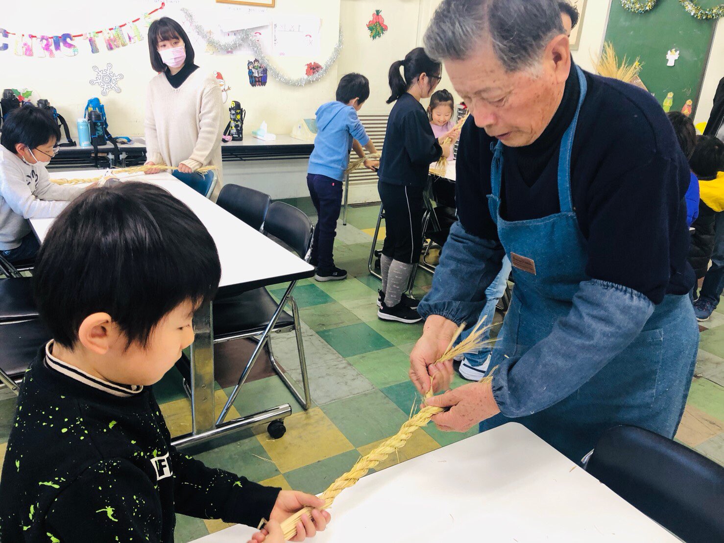 山梨ymca チャイルド ケア Twitter પર 冬休み振り返り ワイズメンズクラブの渡邉さんをお招きし しめ縄の作り方を教わりました お 友達と協力してそれぞれのしめ縄が完成しました 山梨ymca チャイルドケア プライムタイム 放課後児童クラブ 学童 学童