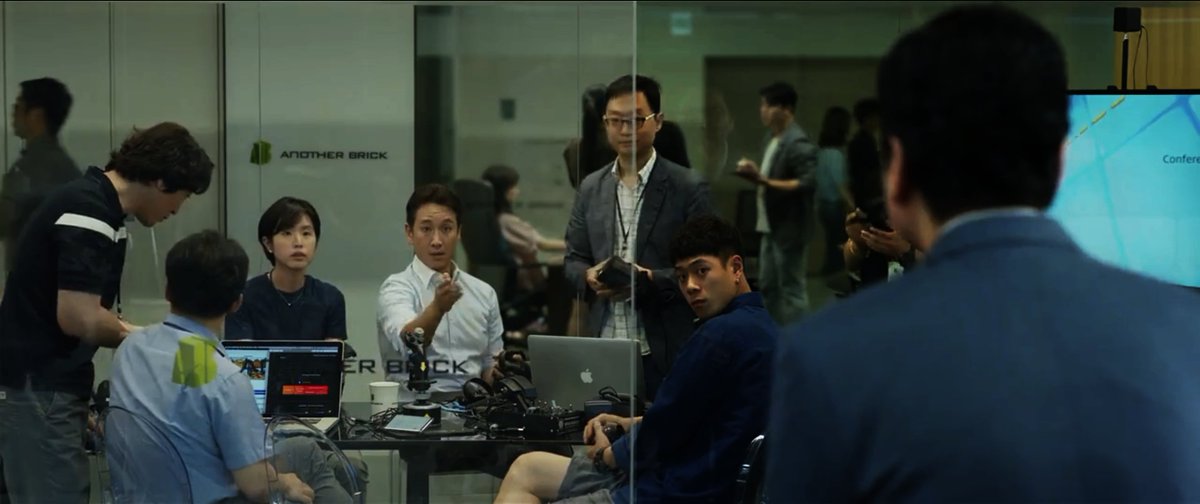 Review_Me_'s tweet photo. "Don't cross the line!"
ความต่างทางชนชั้นของ Parasite ถูกบ่งชี้ด้วยความสูงต่ำของเซ็ทติ้ง ลักษณะการจัดเเสง วัตถุต่างๆภายในฉาก รวมไปถึง "เส้นเเบ่งทางชนชั้น" ที่มักถูกพูดถึงผ่านตัวละครประธานพัค ซึ่งถูกนำเสนอด้วยการจัดองค์ประกอบภาพที่ยอดเยี่ยม...
#Parasite #BongHive #ReviewMe_KFilms https://t.co/5ZNdHlGJci