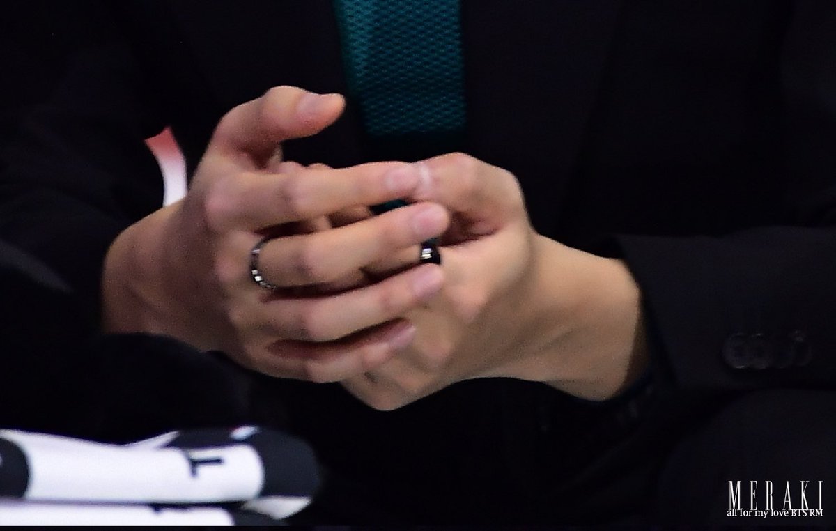 손에서 눈을 뗄수없는 짤 주인공 손이에요 아시조