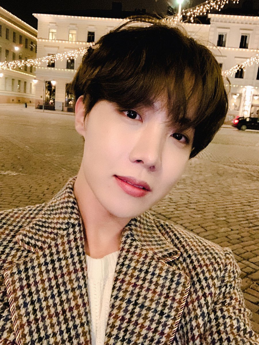 — day 8 of 366why did no one tell me Hoseok posted this selca on weverse ??