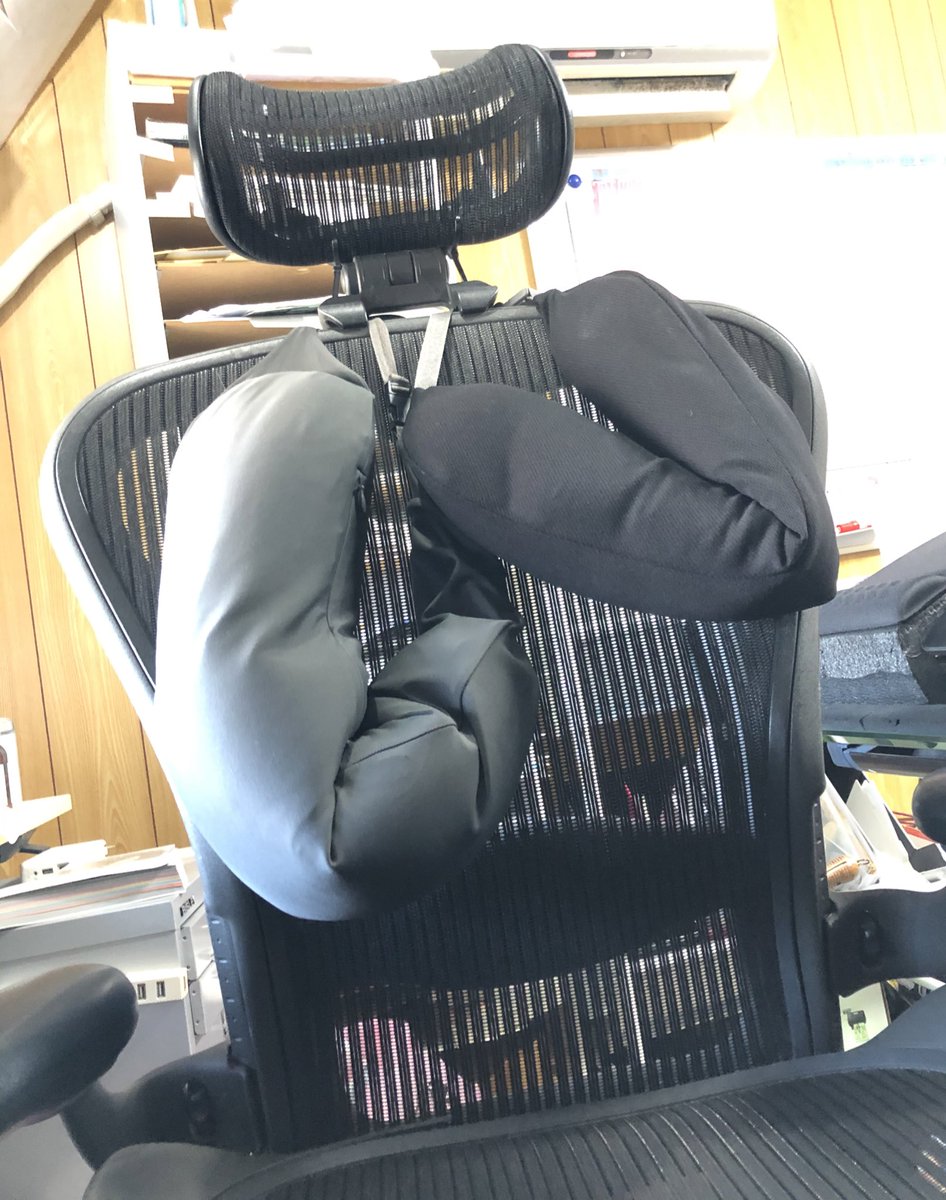 Chocoお父様 ちょっと人類史を塗り替える発明をしてしまったので見てくれ 姿勢矯正椅子カタコラーズ 材料 アーロンチェア アーロンチェア用ヘッドレスト 無印のネックピロー 2 使用方法 1 ネックピローに両腕を通す 2 絵を描く 3 人類