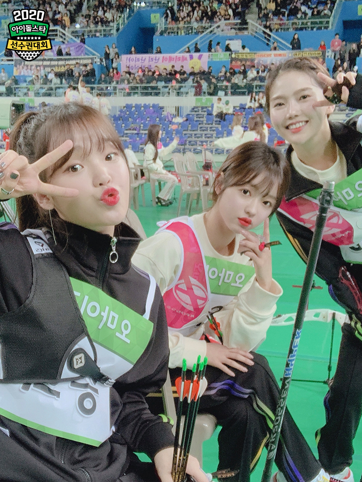 withMBC's tweet photo. [2020 설특집 아이돌 스타 선수권 대회]
비하인드 포토 - 셀카 ✌

TODAY's 아이돌
#구구단 
#오마이걸 https://t.co/EoGqUan8Vw