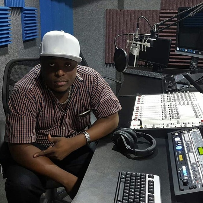 alikibapage's tweet photo. Man water ni producer bora zaidi kufanya kazi na alikiba
#dushelele
#mwana
#mvumowaradi
#seduceMe
He deserve respect kwa nguvu kubwa ya ideas na kazi ya mikono yake..
Anafamilia,majukumu na kujiendeleza
@kingsmusictz @AidanCharlie @Esilovey https://t.co/rA9uaA4O1w