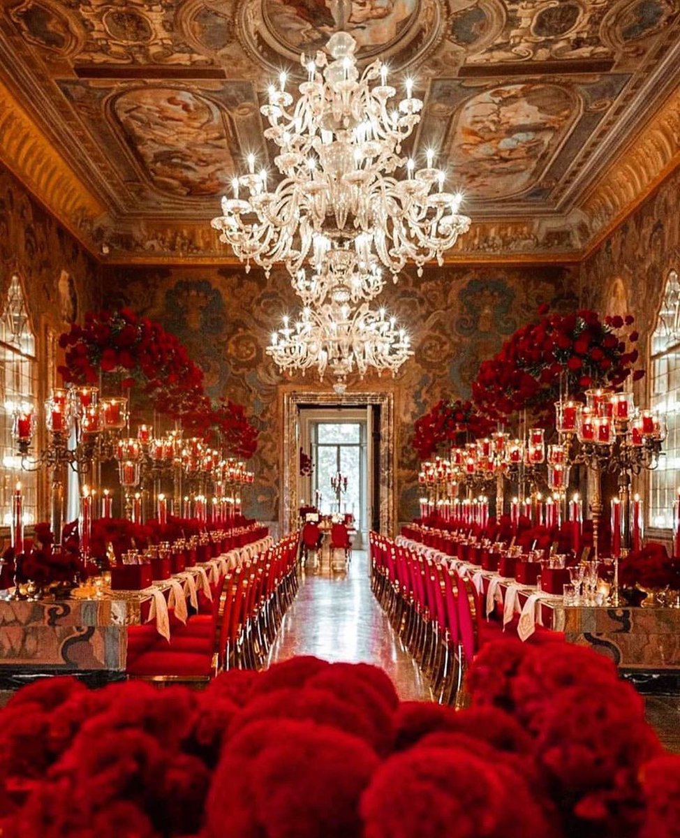 Ambiance 🌹💡🕯❤️
Via <a href="/Lebaneseweddin1/">@Lebaneseweddings</a> 
Design by @vincenzodascaniostudio (IG) &amp; @nefi.decor (IG)
Location @villaerbaofficial (IG)
Planner @marriagemaestros (IG)