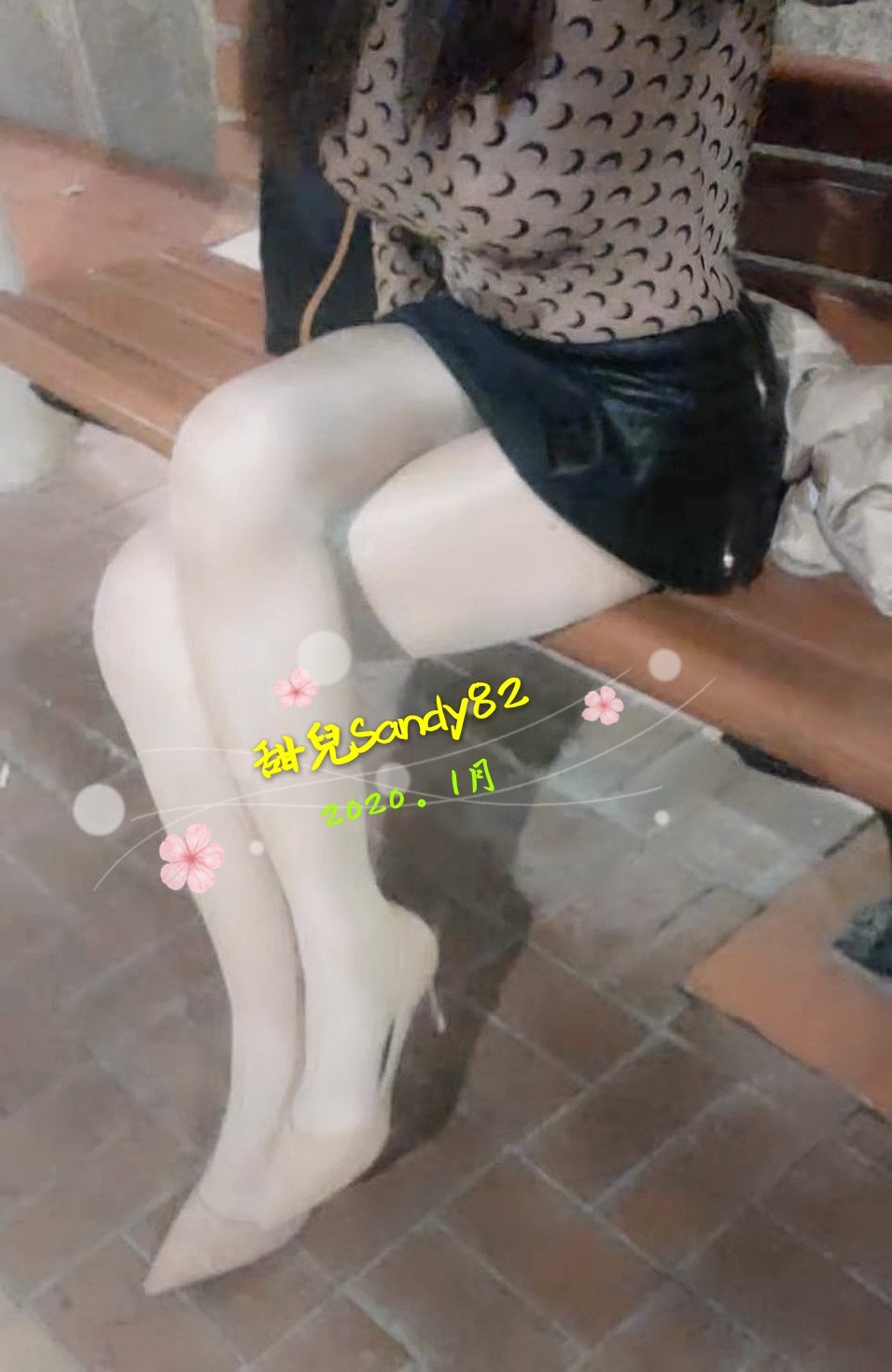 甜心人妻🇭🇰~sandy82 on X: 那晚老公非要我穿這條走光裙去等他，我以為只是吃吃宵夜就回家，誰知道即興說要去深圳按摩😰，結果無論在茶餐廳，跨境大巴，甚至過關總會有幾個男人盯住，雖然害怕給偷拍，但確實很刺激，想想老公真的很壞，故意讓很多人知道我沒穿內褲  ...