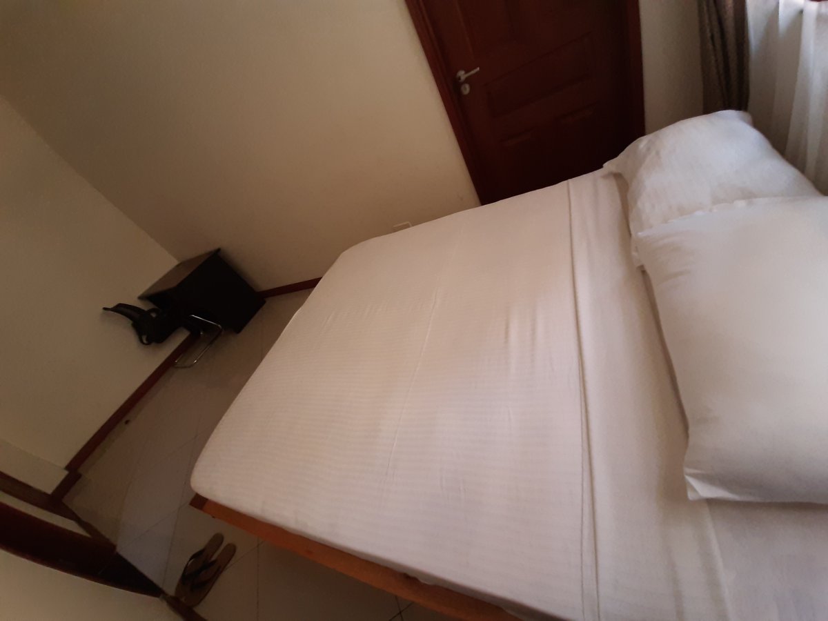 UtopiaHomeske's tweet photo. Bedroom 1(One): 

- Ensuite
- Balcony
- Spacious
- With a reading table

Call - +254794589266

 #UtopiaHolidayHomes #TembeaSplashWorldLtd #TembeaNaSplashWorld #airbnb #AirbnbExperiences #airbnbhost #airbnbhomes #bookingcom #hotelsuite #live https://t.co/6wGTHRZv0i