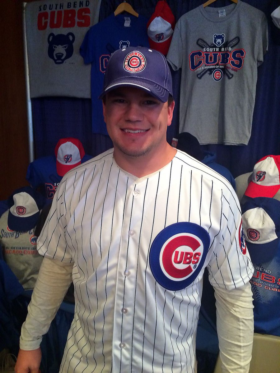 SBCubs's tweet photo. Getting ready for #CubsCon next weekend, so we're throwing back to the 1st one we attended in 2015. #ThrowbackThursday #TBT https://t.co/8P7JaIY32P