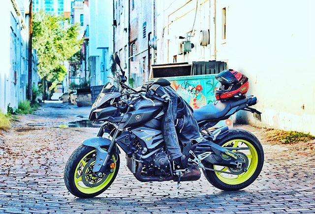 TheStuntLot's tweet photo. I just can’t love this bike enough.... misplaced my @senabluetooth so I had no tubes so no ride #whompwhomp but I found it on my desk as work...#fridayrideday #MT10 #fz10 #fzfam #yamaha @vikingcycle #Bloodaxe #genuineleather @rokform #handlebarmount #iph… https://t.co/V3ihMbDxFZ https://t.co/P9PUpxYBSm