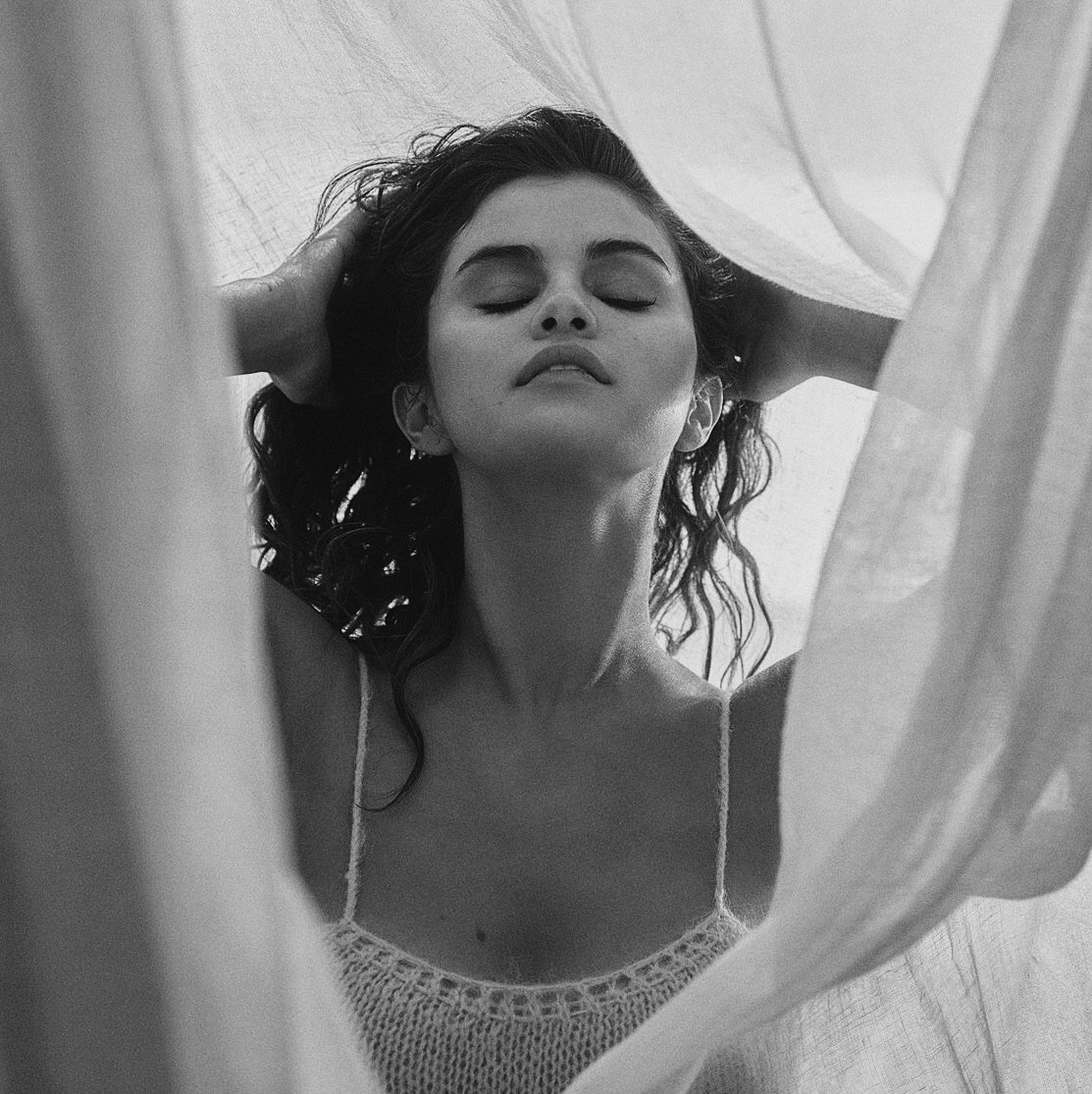 loftyselena's tweet photo. increíble lo que creció como artista, Rare suena re diferente e innovador a comparación de sus álbumes pasados, what a queen https://t.co/vXeCK3snOM