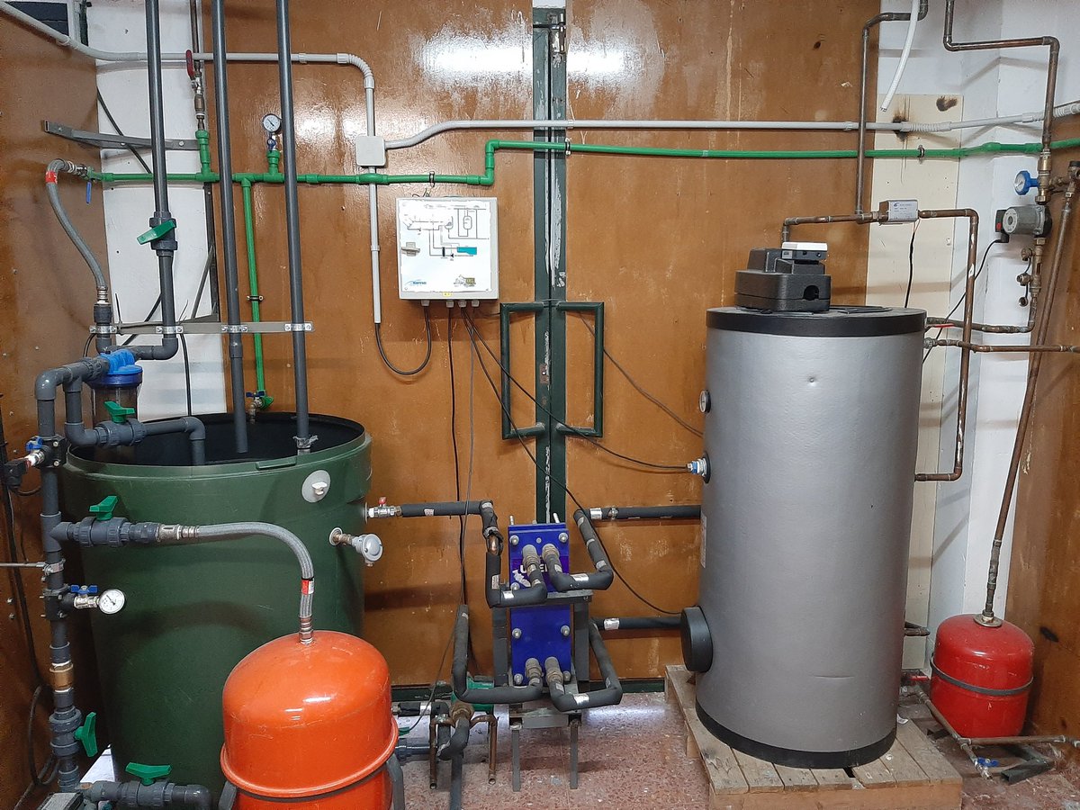 cfpc_colegiales's tweet photo. Los alumnos del ciclo de Instalaciones Frigoríficas y Producción de Calor ultima los últimos detalles del montaje para realizar la puesta en marcha de su instalación Solar Térmica con la variante hidráulica ACS + Climatizacion Piscina. Apoyo ACS termostático. https://t.co/7DJBS8vUF1