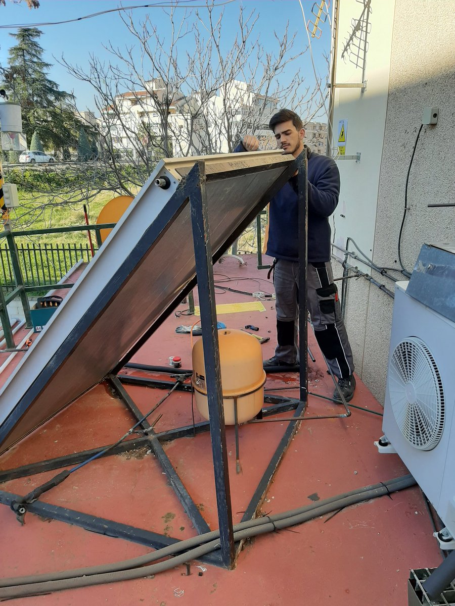 cfpc_colegiales's tweet photo. Los alumnos del ciclo de Instalaciones Frigoríficas y Producción de Calor ultima los últimos detalles del montaje para realizar la puesta en marcha de su instalación Solar Térmica con la variante hidráulica ACS + Climatizacion Piscina. Apoyo ACS termostático. https://t.co/7DJBS8vUF1