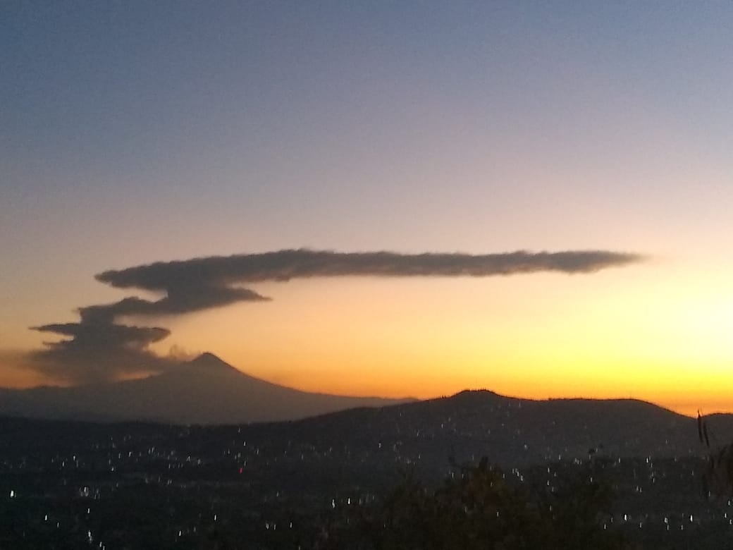 ZonaCNoticias's tweet photo. Desde Morelos se observa la fumarola de más de 3 kilómetros de altura del volcán Popocatépetl, registrada a las 6:33 de la mañana. La alerta se mantiene en amarillo fase dos. https://t.co/shRsHJJ3Zx