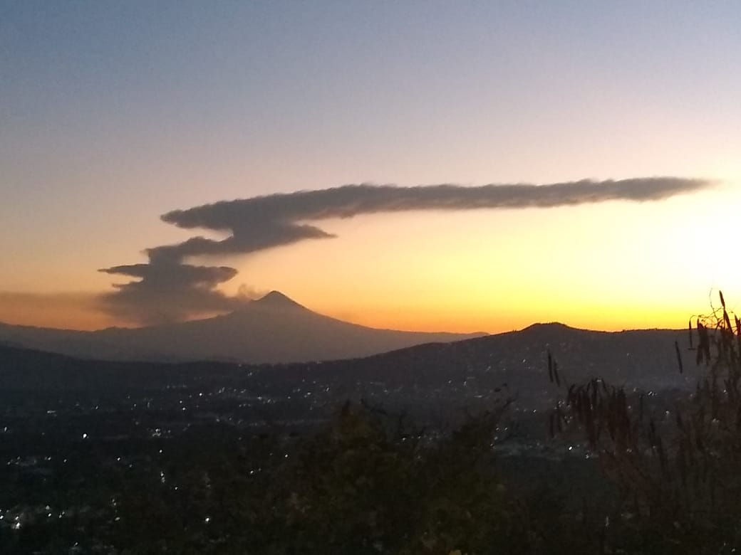ZonaCNoticias's tweet photo. Desde Morelos se observa la fumarola de más de 3 kilómetros de altura del volcán Popocatépetl, registrada a las 6:33 de la mañana. La alerta se mantiene en amarillo fase dos. https://t.co/shRsHJJ3Zx