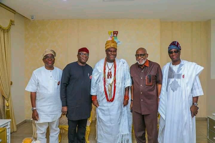 olowerotimi01's tweet photo. The Deputy Governor, State of Osun Mr. Benedict Alabi represented Governor Adegboyega Oyetola at the Official Launching Of Western Nigeria Security Network "AMOTEKUN"  held at Oyo State Governor's Office, Oyo State Secretariat, Agodi, Ibadan, on Thursday 9th January  2020.
@#Corw https://t.co/EaWuJl898c