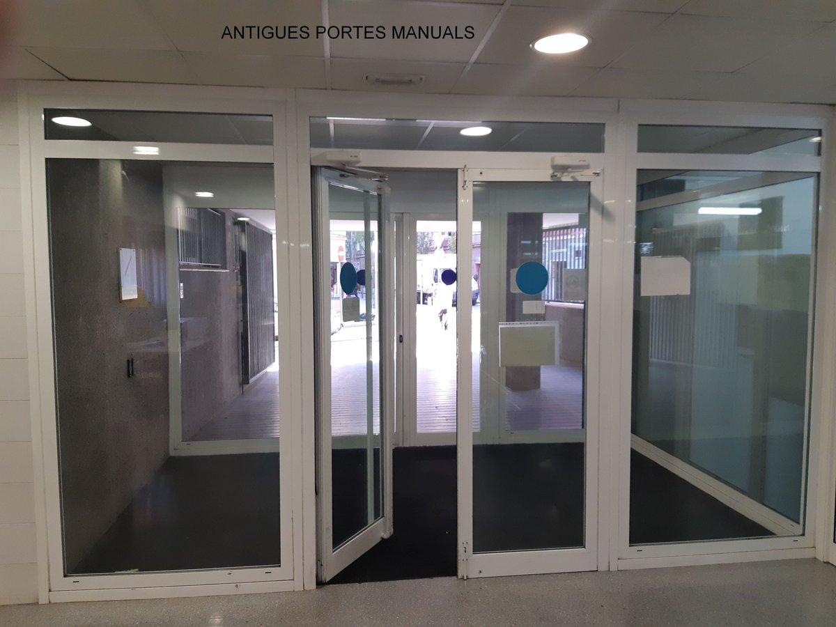 Tornem de les vacances, posant en marxa diferents obres: avui acabem la substitució de les antigues portes manuals d'entrada al #CAPTuró, pel carrer d'Aneto 32, per noves automàtiques, que facilita l'accés a la ciutadania de forma més àgil i còmode.